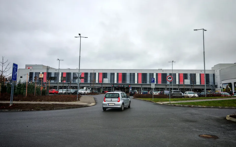 Na vjezdu na parkoviště obchodního domu Kaufland by měly být nainstalovány závory