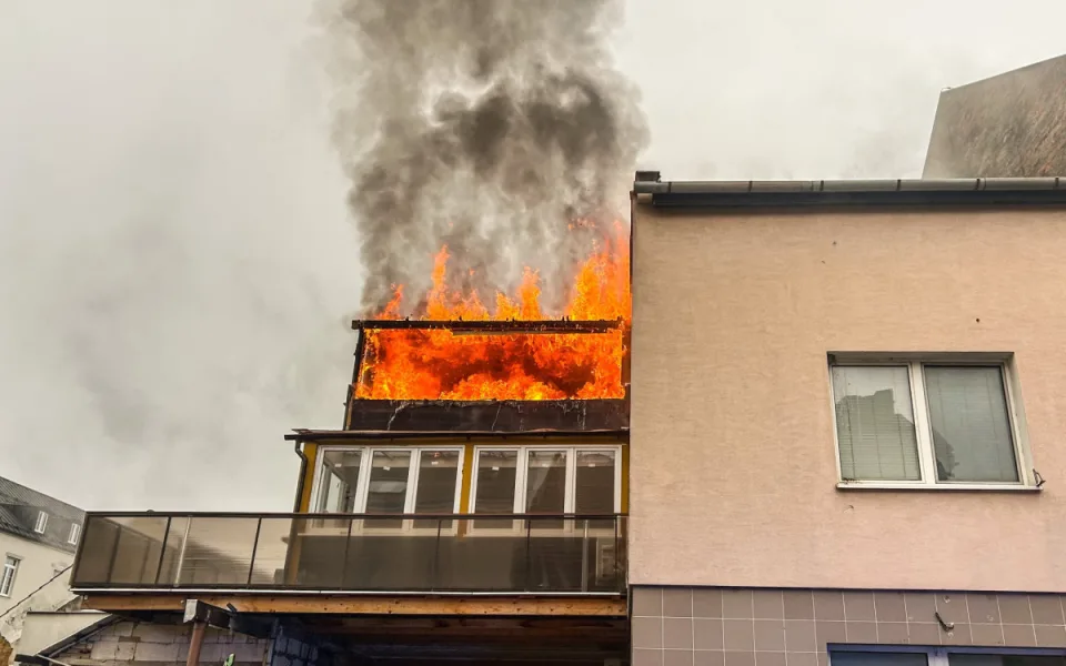 V Prostějově hořel dům, jedna osoba se zranila. Hasiči zasahovali v dýchací technice
