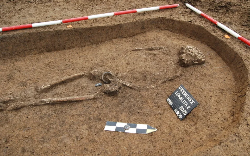 Modernizace trati přivedla archeology do Víceměřic. Objevili pohřebiště i pravěkou keramiku