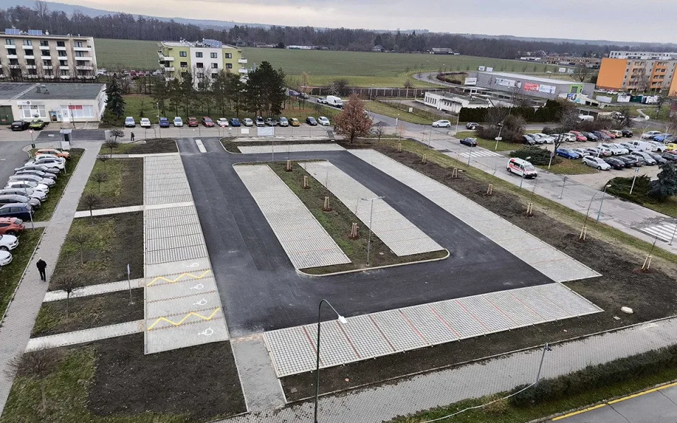 Nemocnice v Prostějově má nové kapacitní parkoviště, týdny se čekalo na kolaudaci