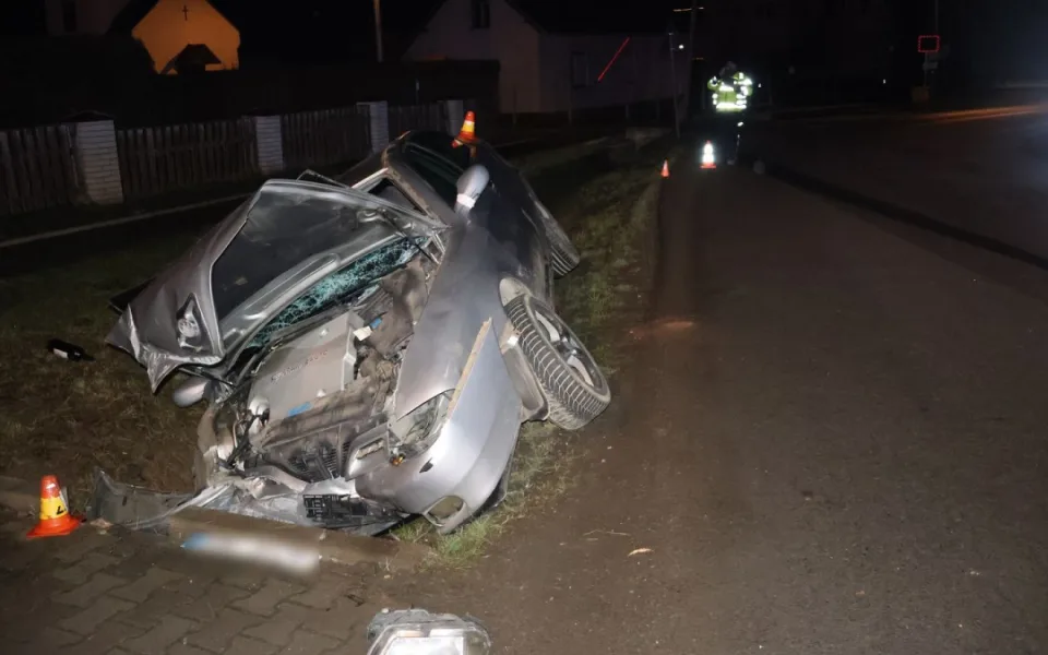 V Nové Hradečné u mateřské školy auto vyletělo ze silnice. Řidič měl dvě promile