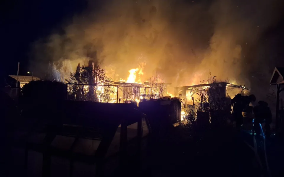 Při požáru dvou chat v Přerově explodovala plynová lahev, zásah komplikoval vítr