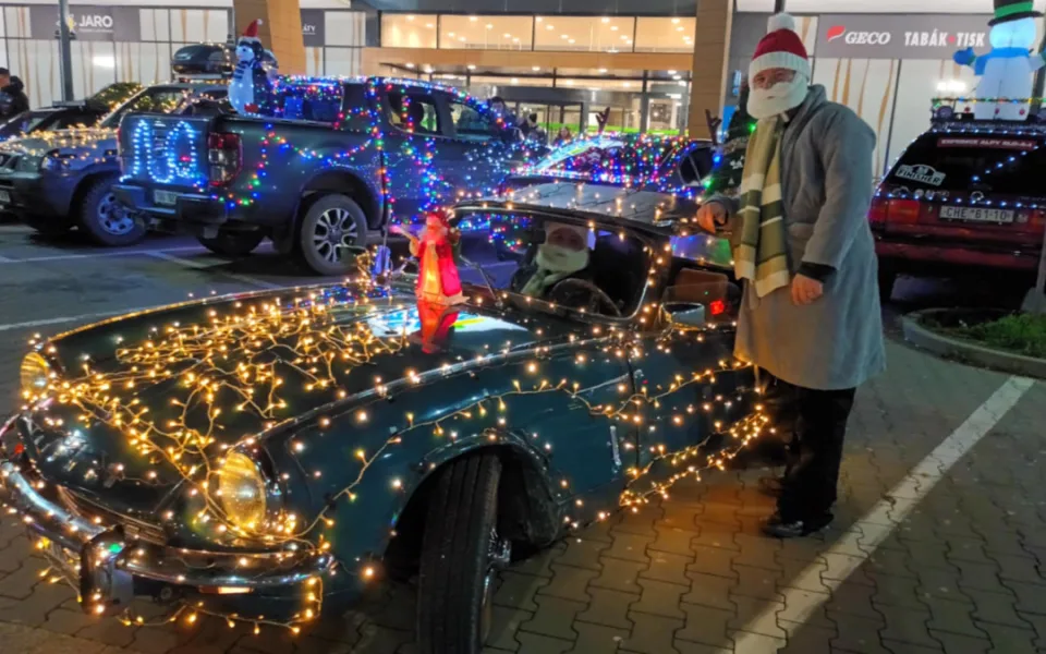 FOTO, VIDEO: Svítící nádhera v ulicích. Stovky lidí v Prostějově sledovaly tradiční Vánoční jízdu