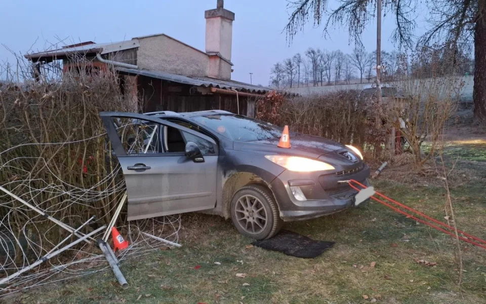 Hasiči o Vánocích bojovali s větrem, požáry, zasahovali u nehod a zachránili psa