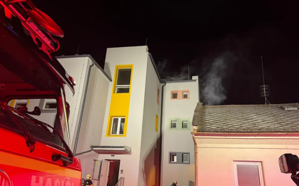 Hořela základní škola v Lutíně. Obyvatele a psa hasič dostávali ven okny, nadýchali se kouře