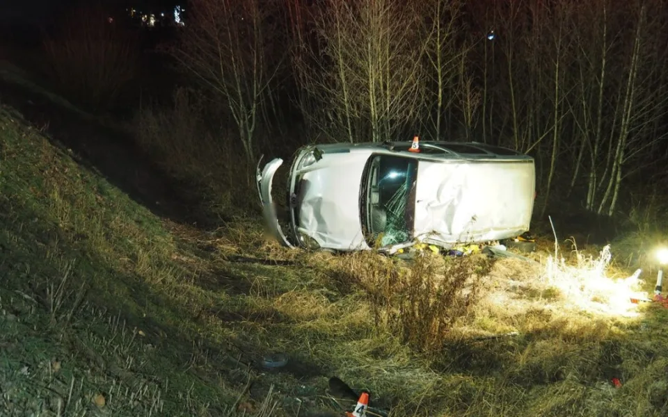 Mladá žena vyletěla z havarovaného auta, které u Bludova spadlo ze svahu. Nebyla připoutaná