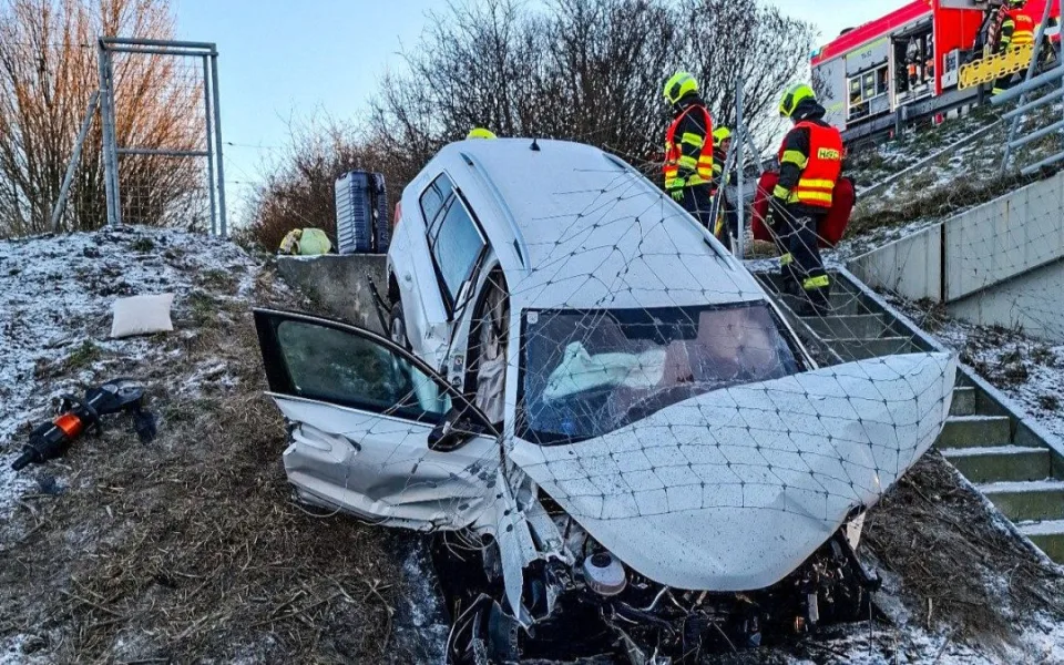 Po ošklivé nehodě na dálnici u Velkého Týnce zůstaly v autě zaklíněné čtyři osoby