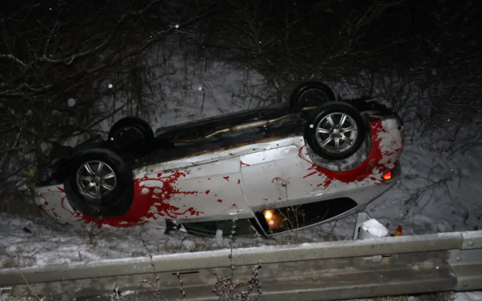 Notně opilý řidič převrátil na Nový rok u Nemilan auto na střechu. Skončil v nemocnici