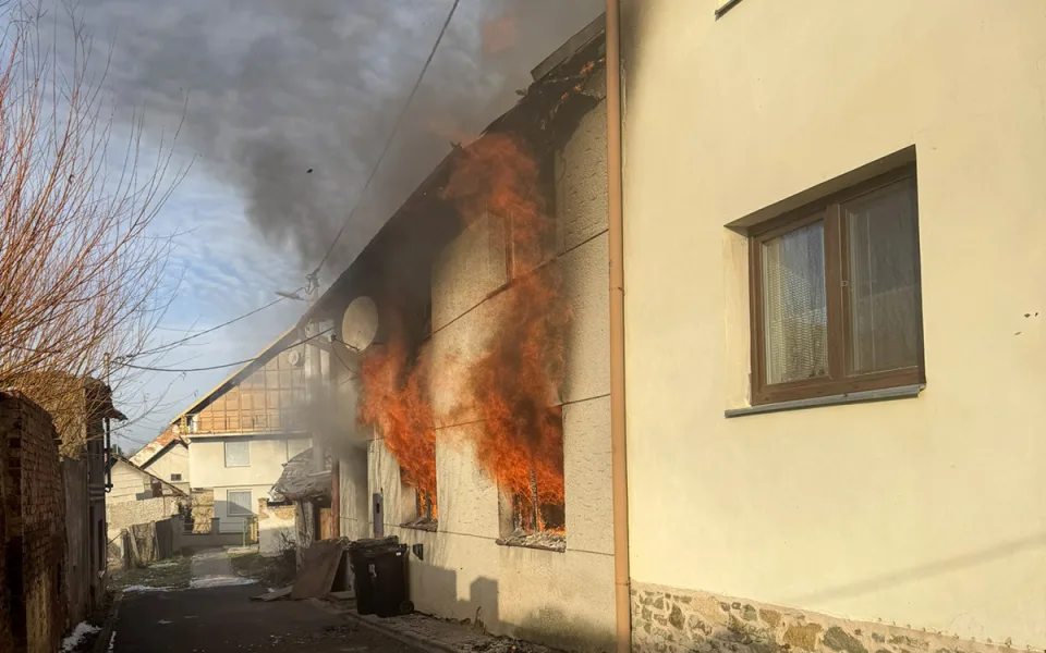 Tragédie na Prostějovsku: z hořícího domu vynesli ženu, podlehla těžkým zraněním