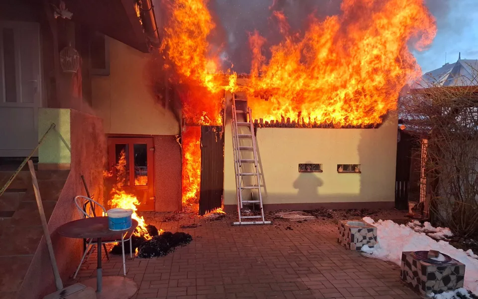 U Šternberka hořela přístavba domu, uvnitř byla i zásoba propan-butanových lahví