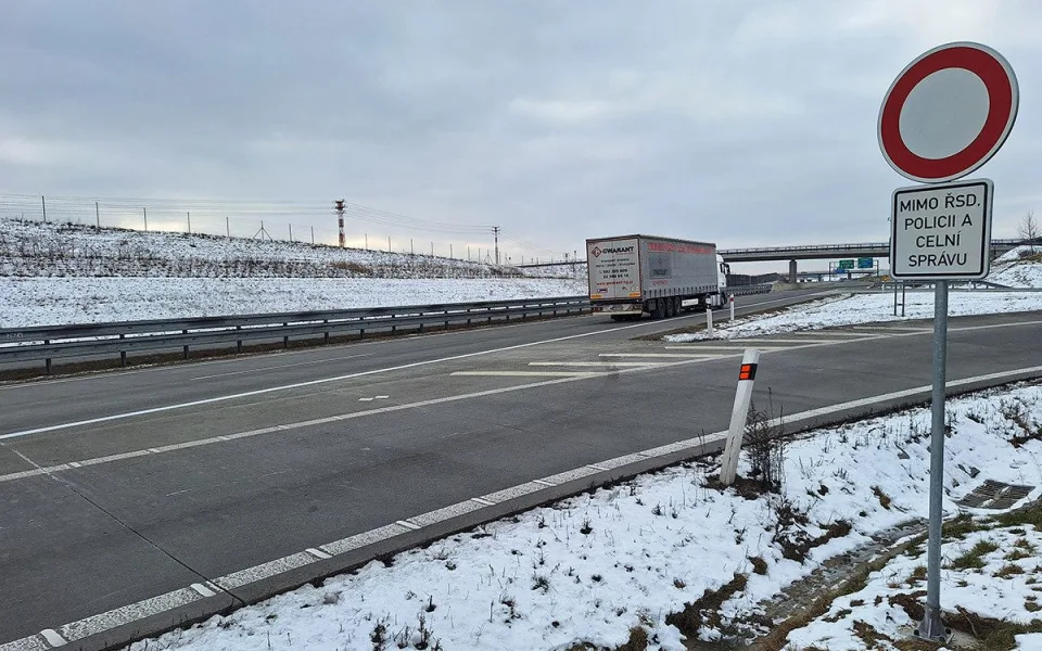 Někteří řidiči využívají i služební sjezd z dálnice, kde pro ně platí zákaz vjezdu