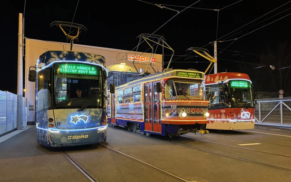 Svetřík, Vločka a Karkulka zazářily. Olomoucké vánoční tramvaje uspěly v anketě