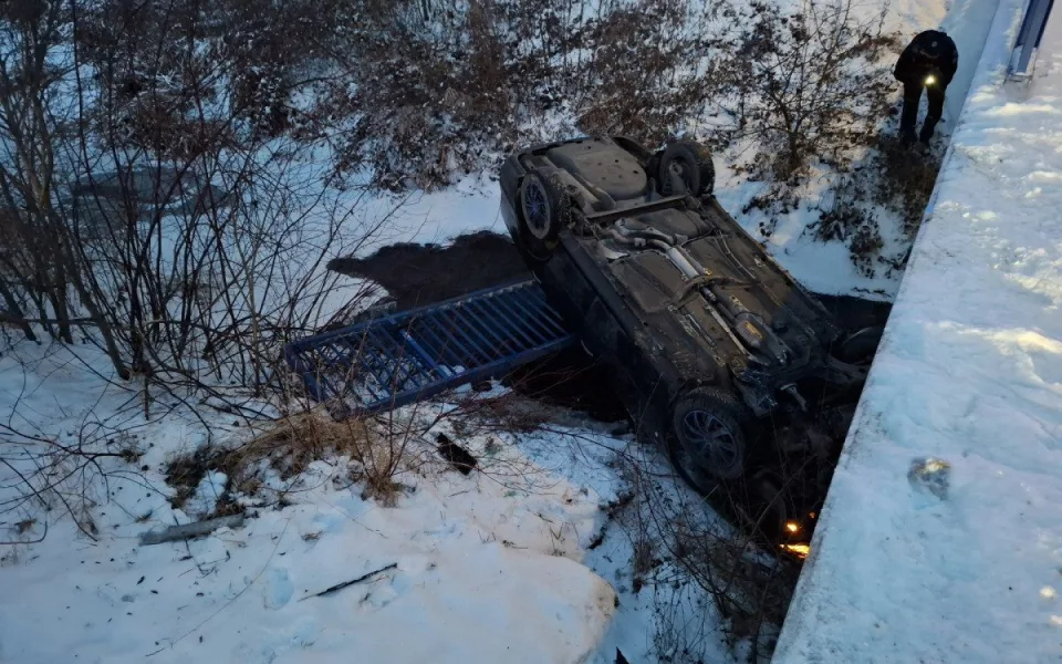 Auto ve srázu i v potoce. Sníh potrápil řidiče v Olomouckém kraji
