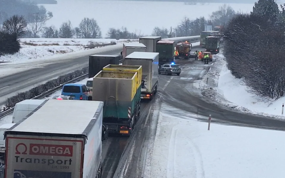 VIDEO: Auta v příkopech, nehody na dálnici. Kalamita zasáhla Olomoucký kraj