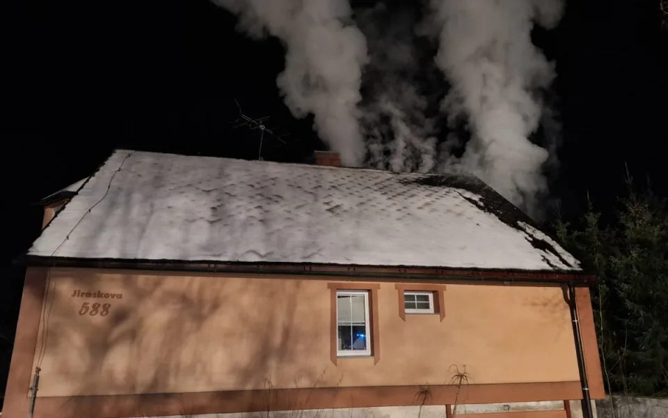 V Moravském Berouně shořelo druhé patro rodinného domu. Majitel se nadýchal zplodin