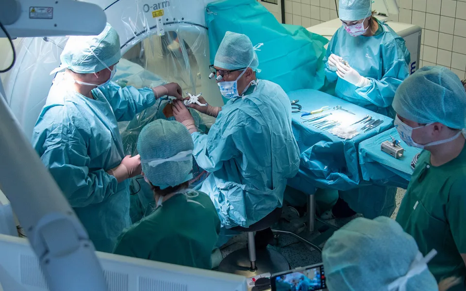 Neurochirurgická operace psychiatrického pacienta ve FN Olomouc