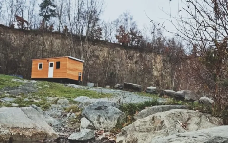 Sauna ve Výklekách. Oblíbený lom nabízí zážitek i v zimě, lidé si mohou vysekat svou díru v ledu