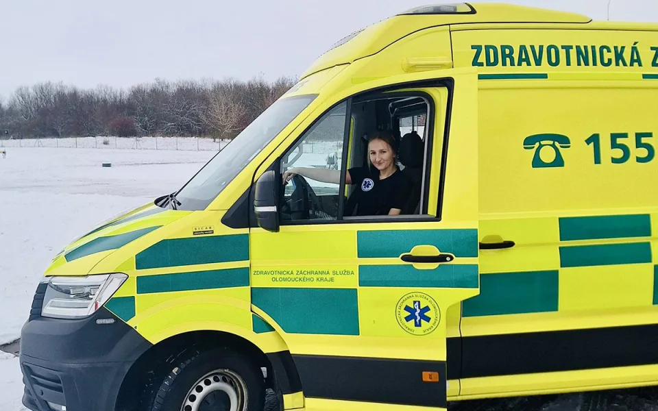 Také Olomoucký kraj už má ve svých řadách řidičku sanitního vozidla