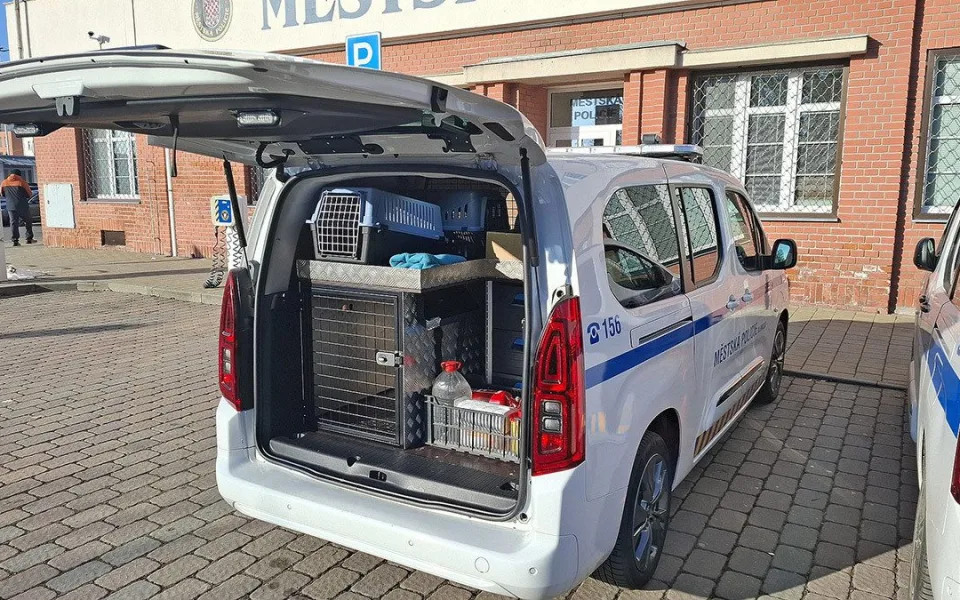 Strážníci v Olomouci řeší odchyty psů, koček i hadů. Na pomoc dostali speciální auto