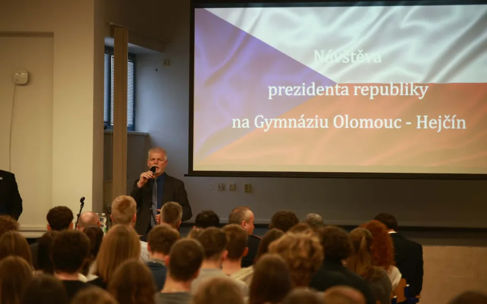 Prezident Pavel dnes přijel do Olomouckého kraje sám. První dáma onemocněla