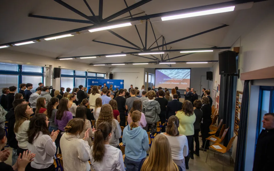 Prezident Petr Pavel ohromil studenty gymnázia v Olomouci. Loučili se ovací ve stoje