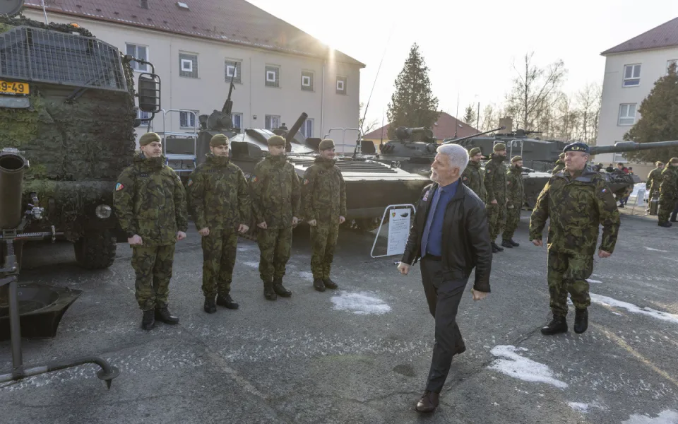 Prezident Petr Pavel navštívil také vojáky v Přáslavicích