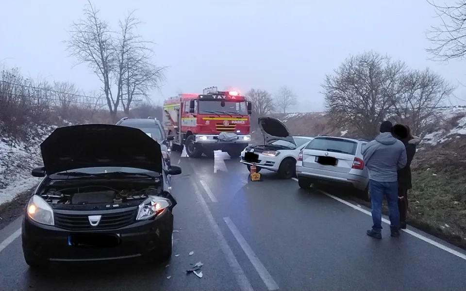 Hromadná nehoda u Hněvotína i havárie na dálnici. Ledovka zaskočila řidiče