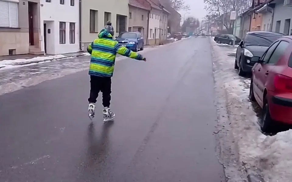 Na bruslích pro rohlíky. Ledovka na Prostějovsku udělala ze silnice kluziště