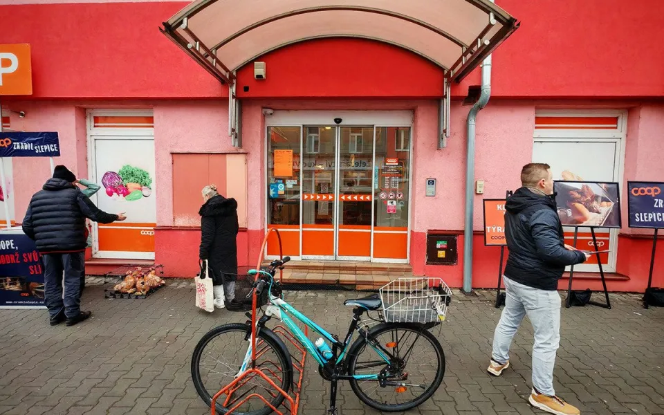 Proti vejcím z otřesných podmínek. Obránci zvířat protestovali před obchodem v Litovli