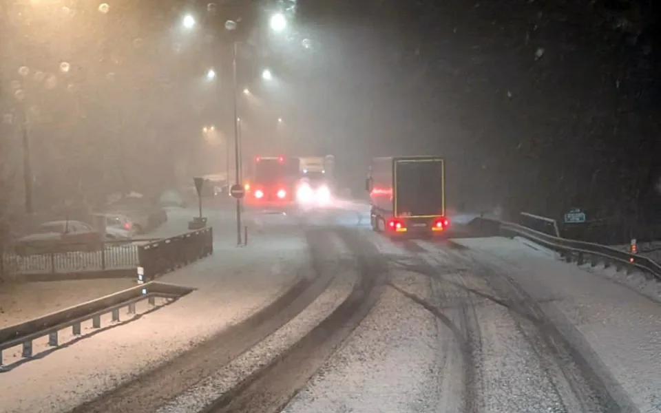 Čerstvý sníh způsobil komplikace na Šternbersku