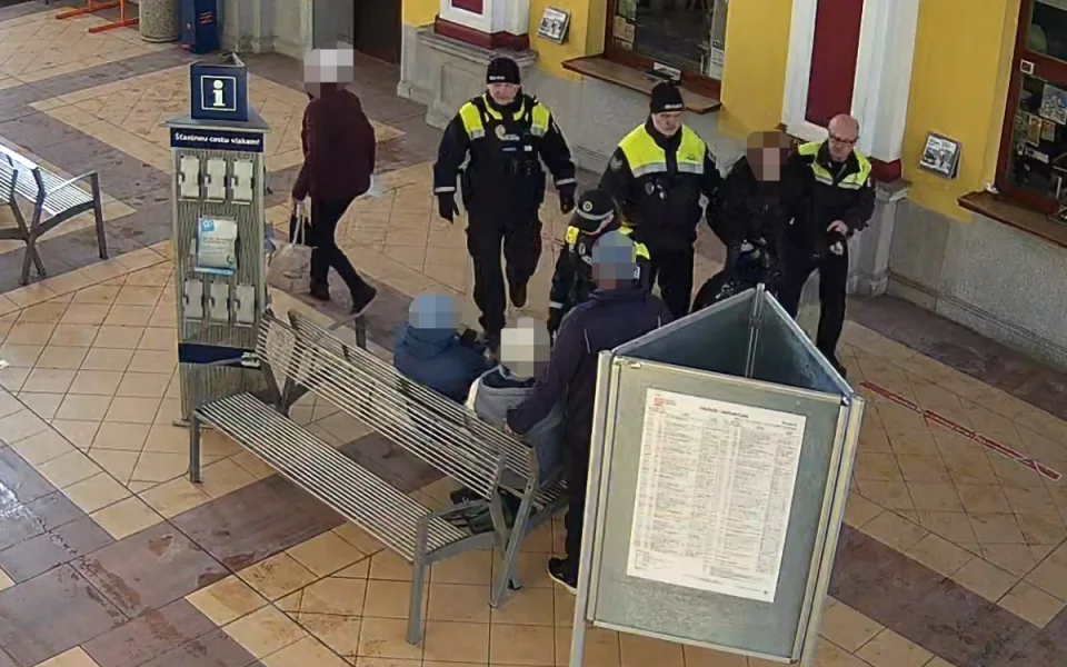 Strážníci v Šumperku narazili na jedné lavičce na hledanou a pohřešovanou osobu