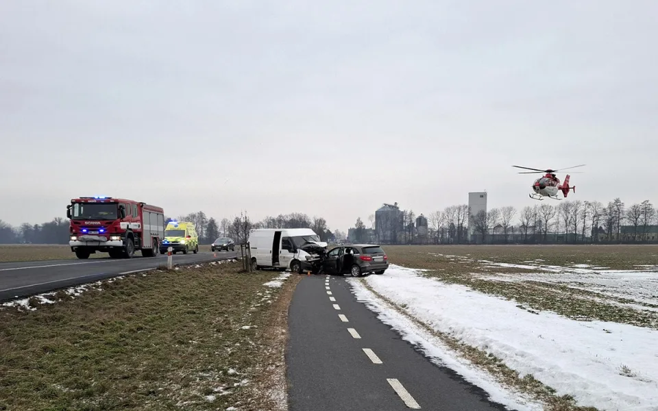 Těžká nehoda u Uničova: auta po čelním střetu skončila až na cyklostezce