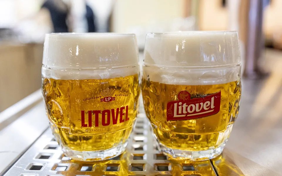 Sklenice s novým (vlevo) a původním logem pivovaru Litovel