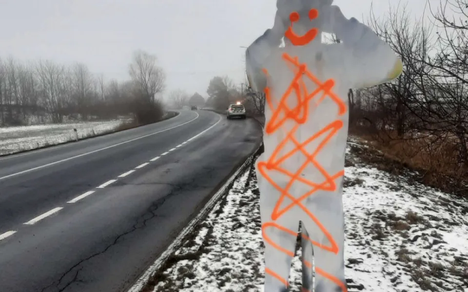 Posprejovaná maketa policisty u obce Křelov-Břuchotín na Olomoucku