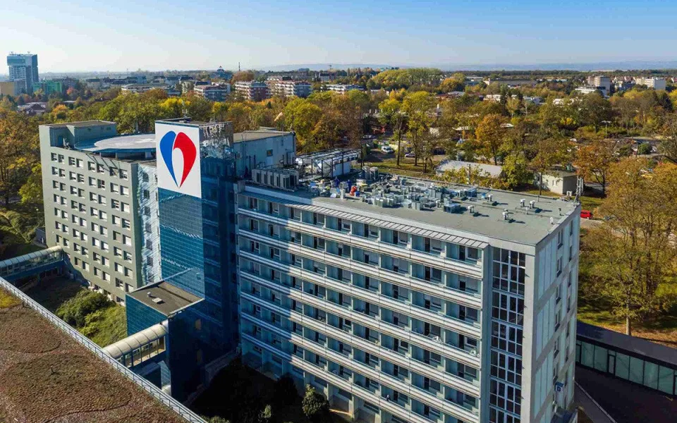 Pohled na budovu D FN Olomouc, kde sídlí také I. interní klinika - kardiologická