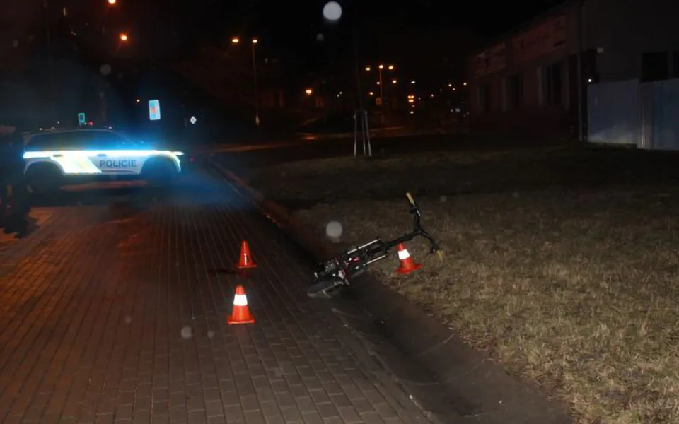 Mladík pod vlivem boural na elektrokoloběžce. Do nemocnice odvezli zraněnou spolujezdkyni