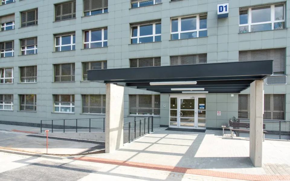 Vstup na I. interní kliniku kardiologickou ve FN Olomouc - ilustrační foto