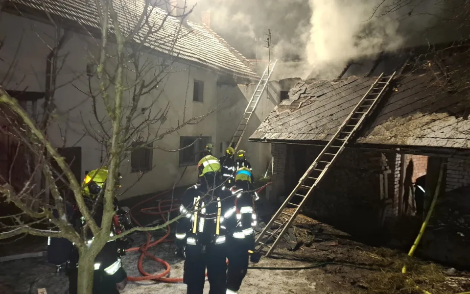 V Charvátech hořely dva domy, oheň nezasáhl obytné prostory. Škoda půjde do milionu