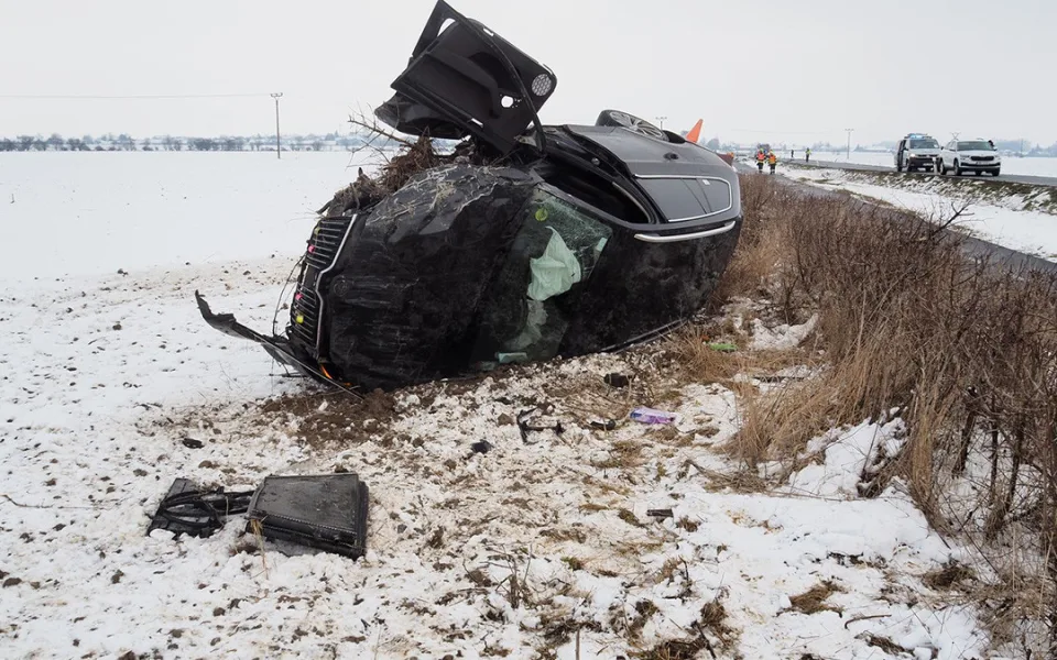 Bodl taxikářku, pak smetl náhodné auto. Sebevrah na Šumpersku málem zabil tři lidi