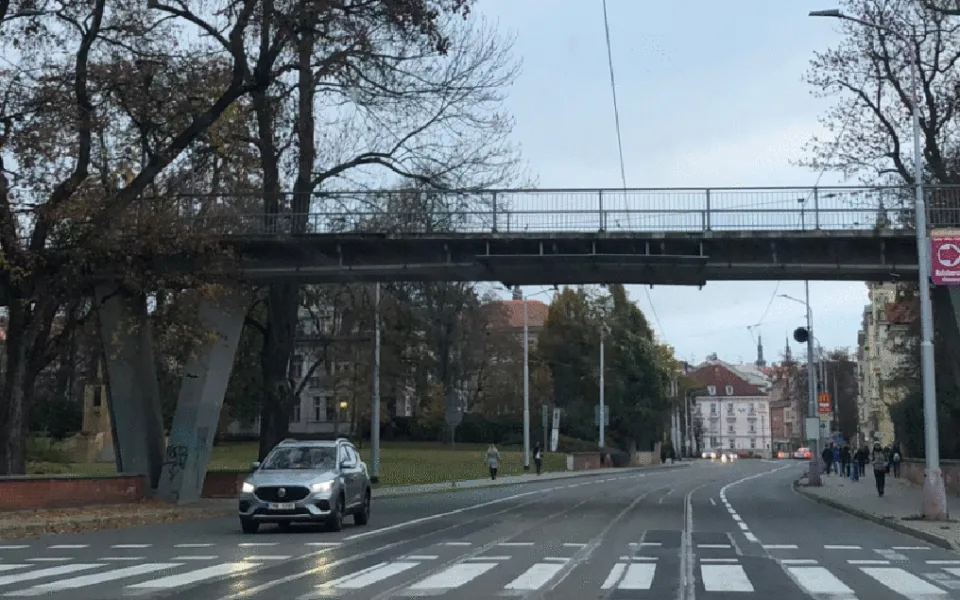 Z lávky u centra města Olomouce zmizely reklamní panely