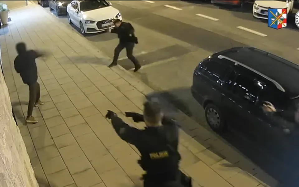 VIDEO: Šel na policisty v Olomouci s nožem, jde o pokus o vraždu. Záznam zásahu získal cenu