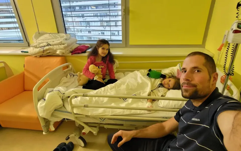 Rodina z České Vsi potřebuje pomoc. Dvě dcery trpí bolestmi, jedna má vývojové onemocnění