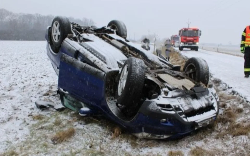Osmnáctiletý řidič převrátil na Přerovsku auto se čtyřmi lidmi na střechu. Na sněhu jel rychle