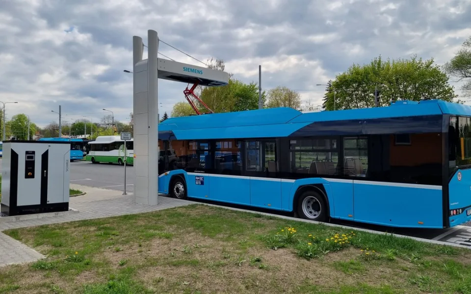 Elektrobus v Ostravě na dobíjecí stanici - ilustrační foto