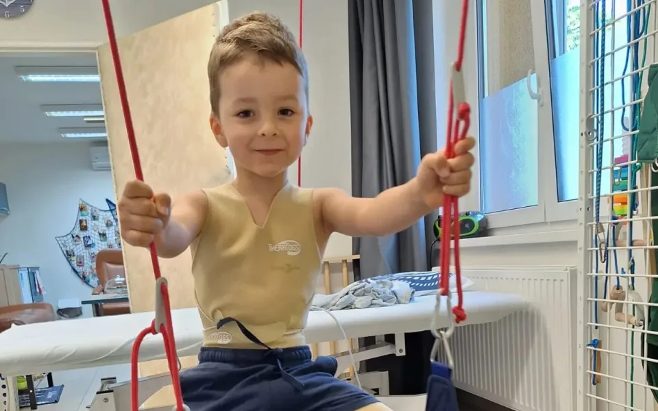 Cestování a hodiny rehabilitací. Malý Tobiáš z Prostějova má vzácný genetický syndrom