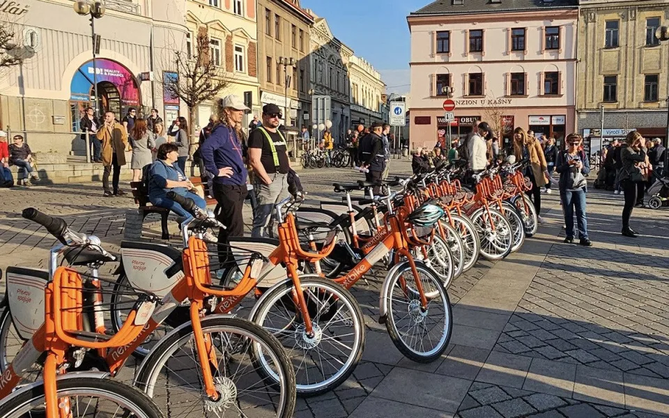 Sdílená kola zpátky v Přerovských ulicích. Prvních 15 minut jízdy je zdarma