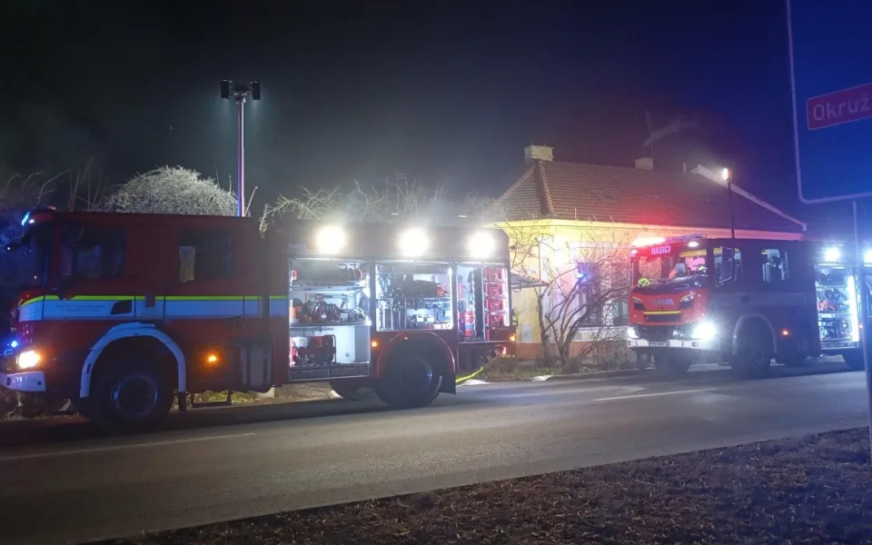 Při požáru chatky v Prostějově hasiči našli mrtvého muže, případ vyšetřuje policie