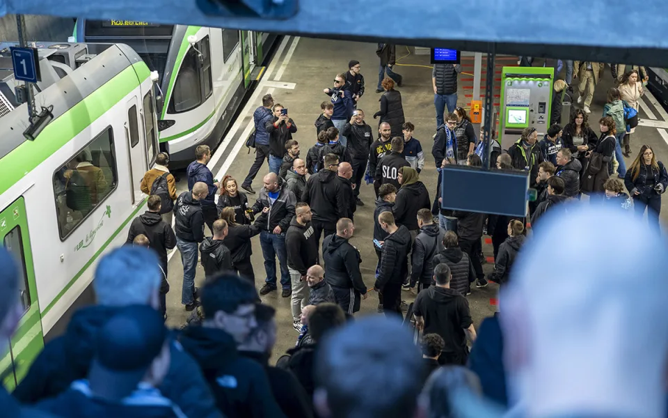 Fanoušci Sigmy v Lausanne, kde přejížděli na utkání krátký úsek vlakem