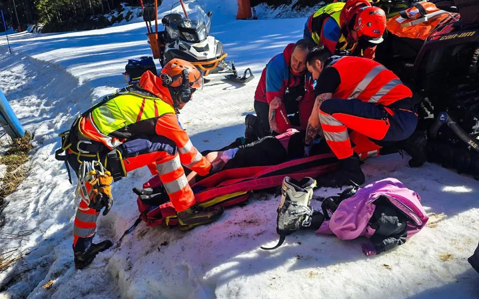 Zásah záchranářů u ženy se zlomeninou stehenní kosti na severu Olomouckého kraje