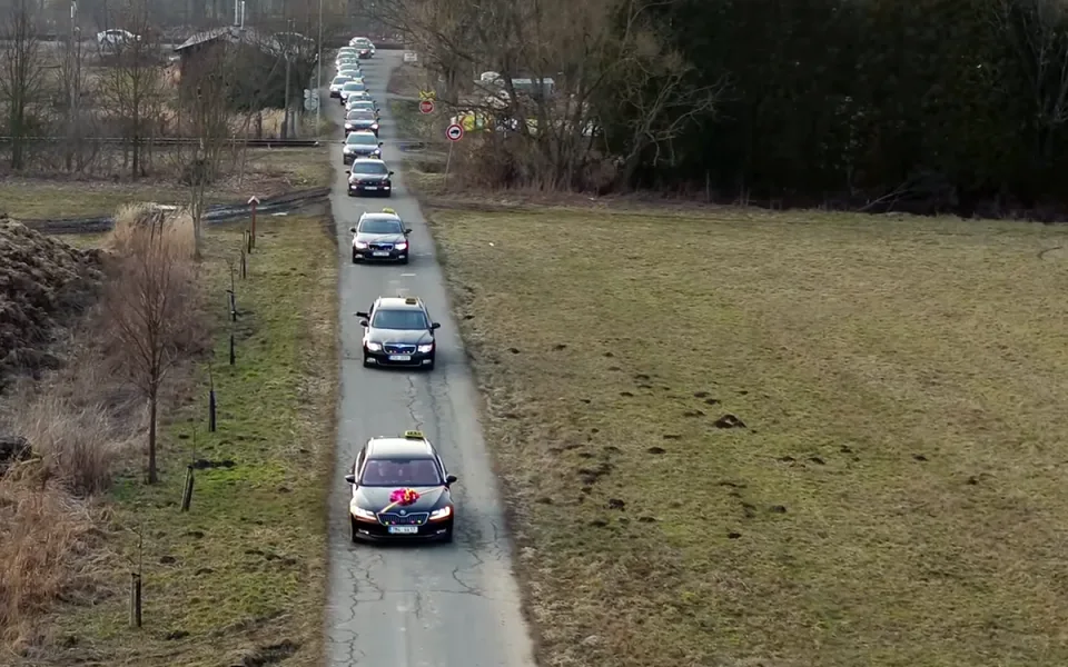 Snímek ze smuteční symbolické jízdy pro zesnulou taxikářku ze Šumperku